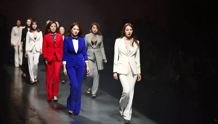 制服诱惑与大女主气场 御姐的外表和内心一样坚定