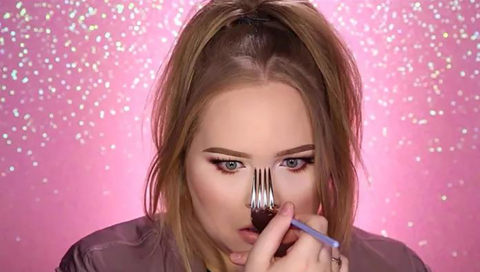 最全化妆神技：画出一对完美眉形或许只需要一把叉子