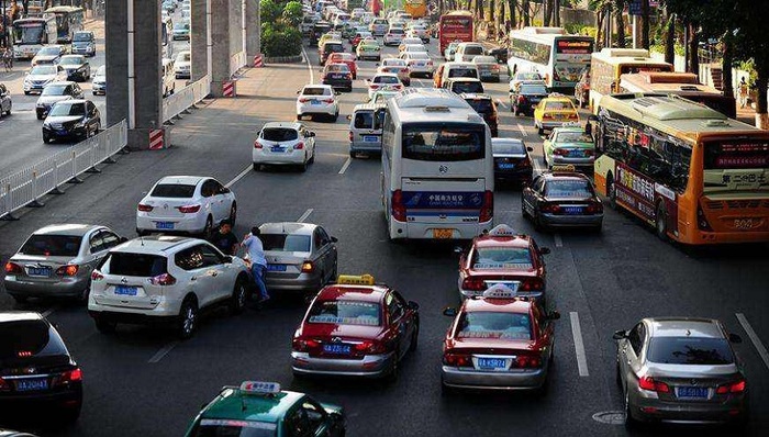 广州“开四停四”实施第五天 3万多辆外地车违规