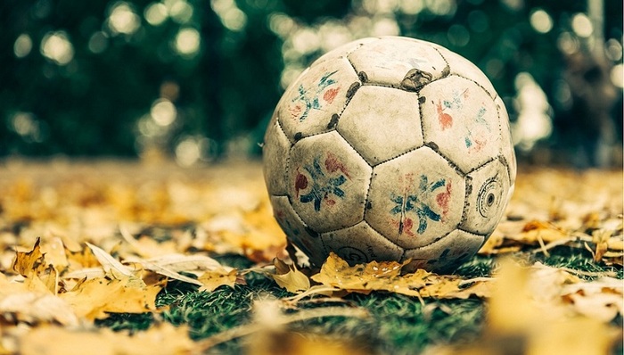 广州街道里的非洲足球小队长