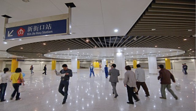 今年底，南京所有地铁站都可以刷手机进站了