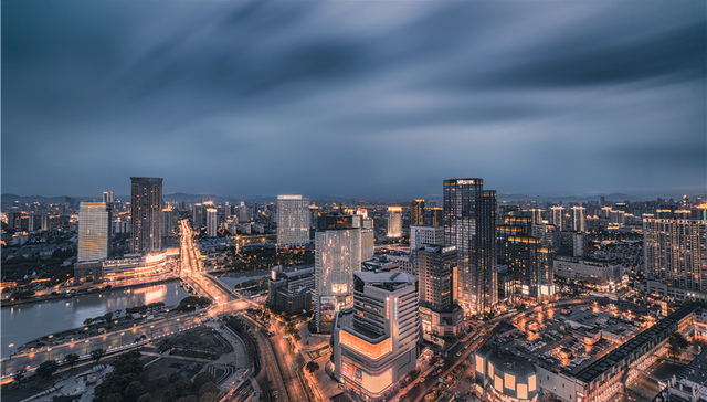 房企“裁员门”传言背后：楼市上演“生死时速”?