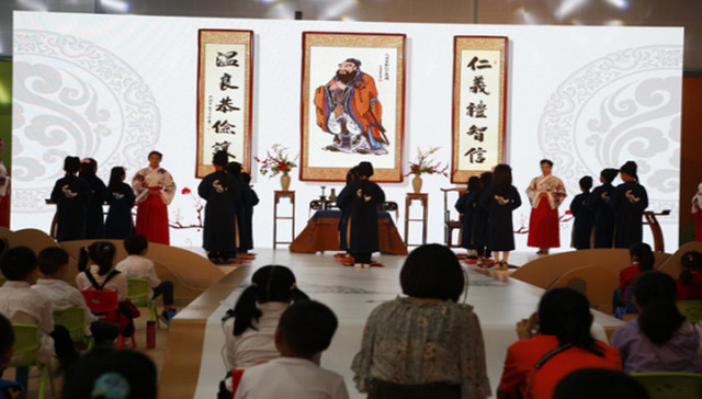 重庆鲁能·珊瑚鲁能小学新生着汉服行拜师礼助推美好生活