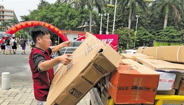 广州的高校要“沦陷”了吗？ 00后新生报到上演“空手到”