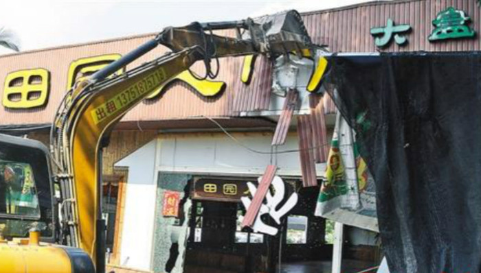 广州荔湾：涌边违建一个多小时全部拆除