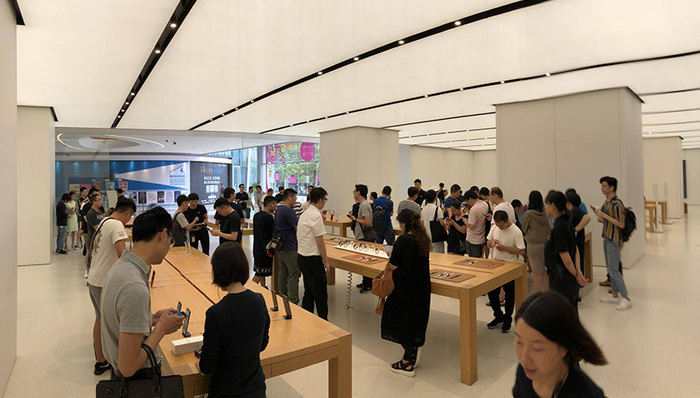 iPhoneXS系列今日开售 直击广州苹果门店现场：顾客不多
