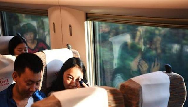 香港乘客到达广州南站 “无缝接驳”服务任意选