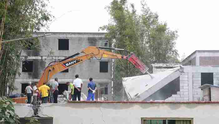 一天拆违6594平方米 广州黄埔区对违建重拳出击