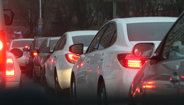 返程车流高峰为5日至7日 通往广深等地高速路段最拥堵