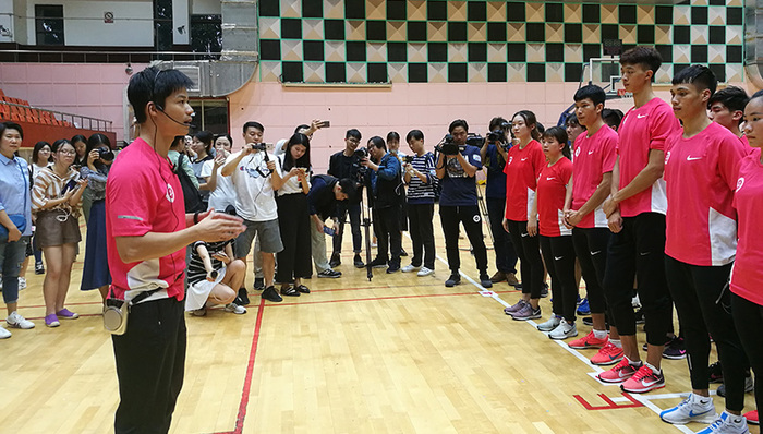 “亚洲飞人”苏炳添的第一课：与百名暨大学子一起跑步