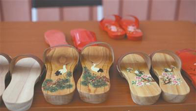 东莞木屐制作技艺故事：莞屐尚花轻为贵 娇娘赖汝过火盆