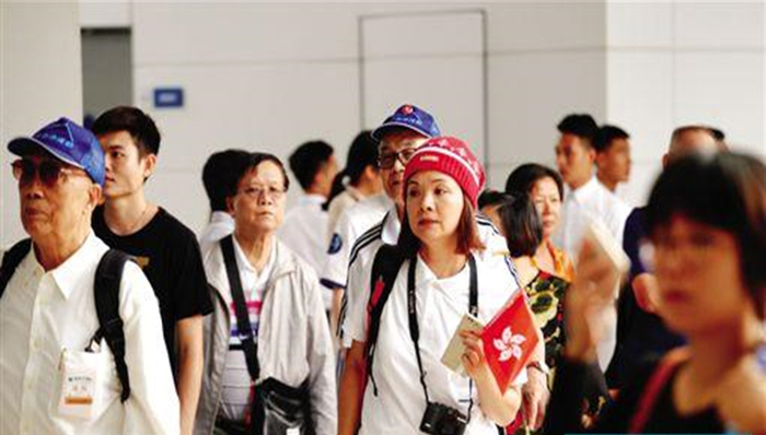 珠海口岸开关前一小时 数百市民排队抢饮“头啖汤”