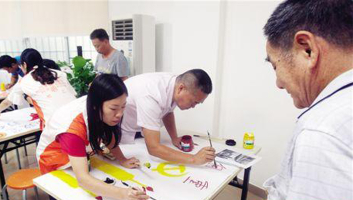 广州老旧小区微改造 “越广州越有味，越文化越舒适”