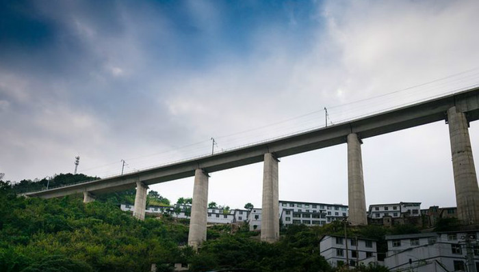 穗莞深城际线轨道铺设进入深圳 预计明年全线通车