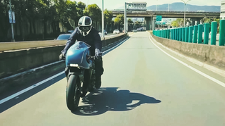 这个“机车男”，靠一辆哈雷成为世界第一