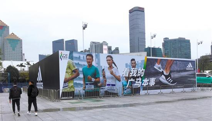 低温难挡人气，“双金”广州马拉松火热开跑