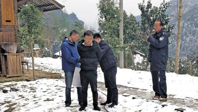 冒充电商平台客服谎称购物有退款，骗了存款骗贷款