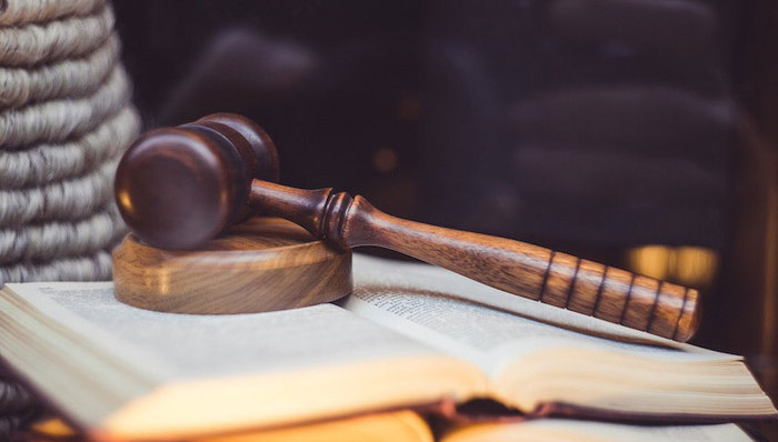 全面推行网上立案容缺受理机制，努力让当事人立案“一次不用跑”