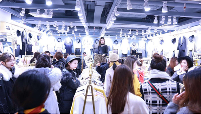 服装批发市场年终促销 ，“一件起批”吸引市民置办新衣