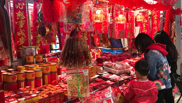 线下商超开辟年货一条街，年货购物节火热进行中