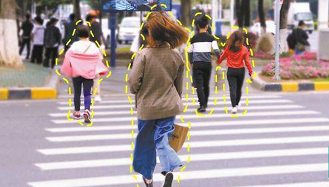 别去当“网红”，广州番禺交警正抓拍行人闯红灯