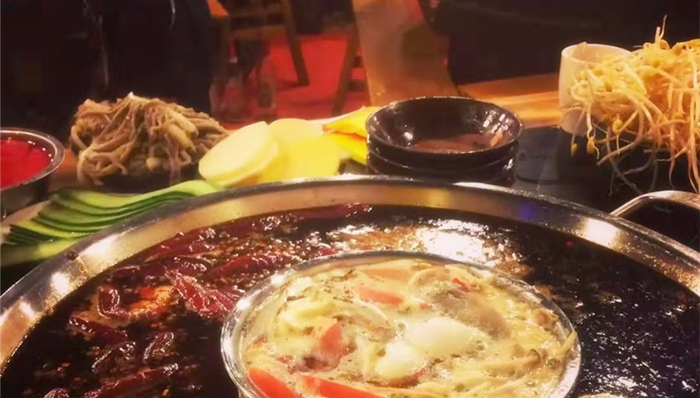 宜宾临港百余名农民工同吃火锅：一口家乡味，一寸思乡情