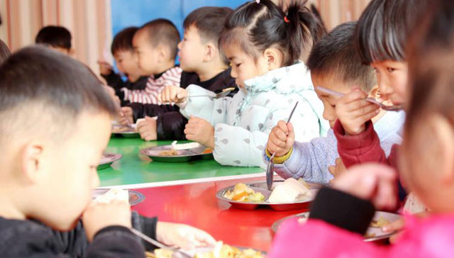 广州市教育局：校领导要与学生共餐