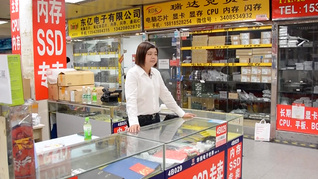 曾睡在仓库，她在华强北打拼十年，如今身家千万在深圳买房