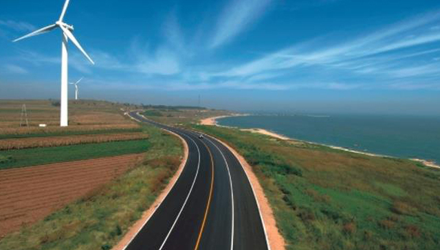 天津交警在津港公路开展晨检，连查三辆超员违法车辆