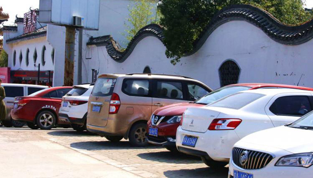 广州小车开车门撞伤人竟不闻不问？ 被撞女生：视频不全面