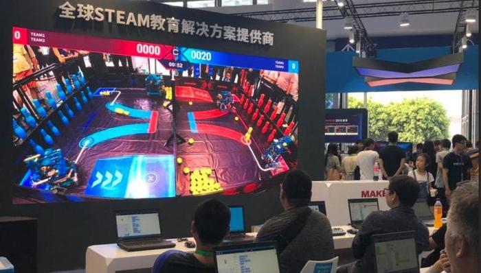 穿越未来校园：学生刷脸进校，黑板变身超大iPad