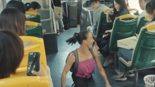 上海869路公交车上，突然有位外国美女跳起了舞