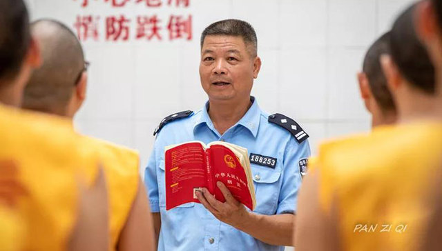 每天与死囚一起，为迷途者“解铃”