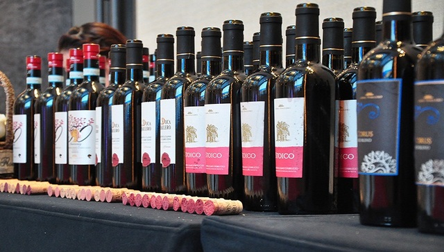 意大利托雷乐酒庄举办百人品酒晚宴，推出新年份系列葡萄酒