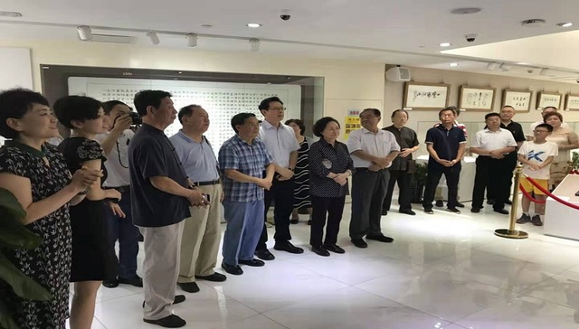 李尔山家庭艺术展在天津举行：诗文继世，书画传家