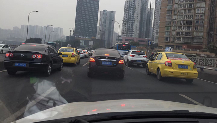 重庆严查开车使用手机，等红灯时玩手机也会被罚