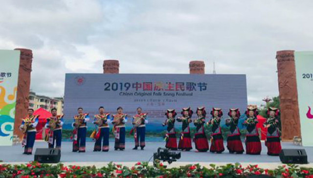 她因神曲走红，如今在抖音唱民歌，网友：她是理解音乐真谛的奇才