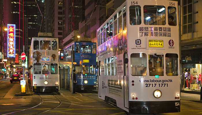住宅落成量急挫，拍地价格下行 香港楼市周期尽头？
