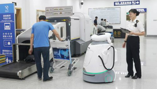 华南片区海关首只“电子犬” 在湛江空港口岸旅检现场试用