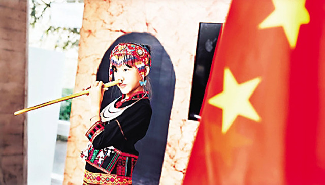 她在联合国教科文组织总部吹鼻箫，10岁黎族女孩巴黎走红