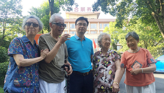 合展养老：对待老人，比子女还尽心尽力