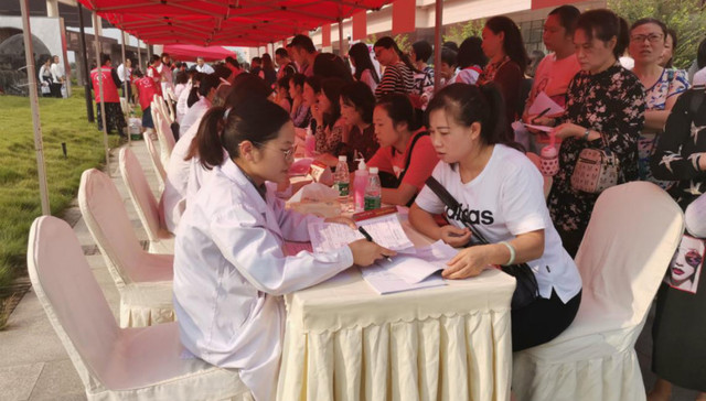 免费体检、专家坐诊，华西二院举行大型义诊活动