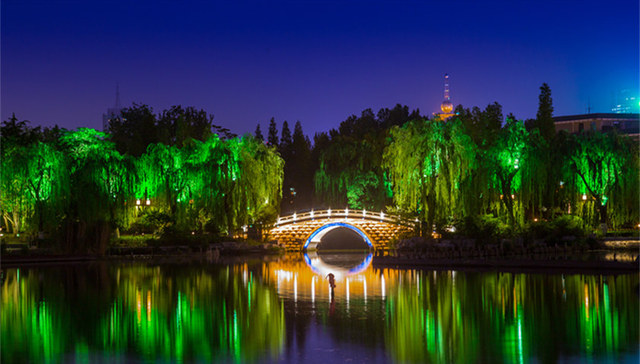 天气转冷夜晚逛街的人少了，济南夜经济如何不“猫冬”