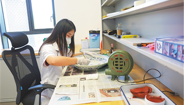 一件馆藏文物要经历哪些过程才能亮相？揭秘文物修复背后的故事