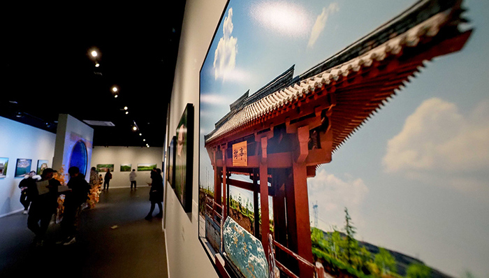 七旬老人“镜头中的三国”——苏碧群摄影作品展在成都武侯祠展出