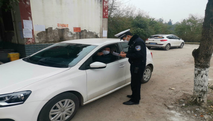 为了抗疫，他又做了“不孝子”，平昌交警坚决守好巴中南大门