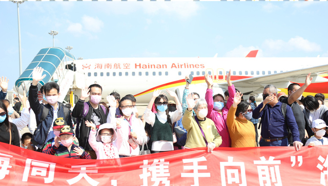 百余名滞留海口的湖北籍旅客搭乘今日包机返乡