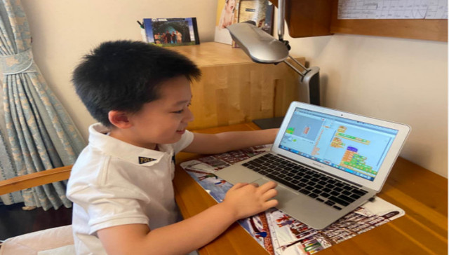 万人关注，核桃编程8岁小学员制作病毒传播模拟程序