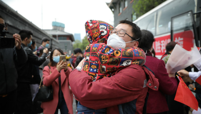累计治愈出院72名患者，四川大学华西第二医院援助湖北医疗队凯旋