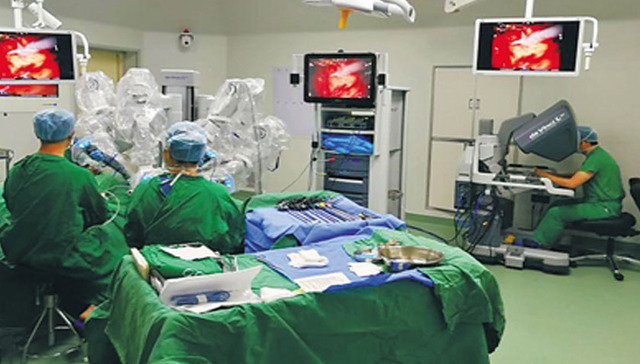 微创外科“明星”走上海南手术台，探秘机器人“达芬奇”